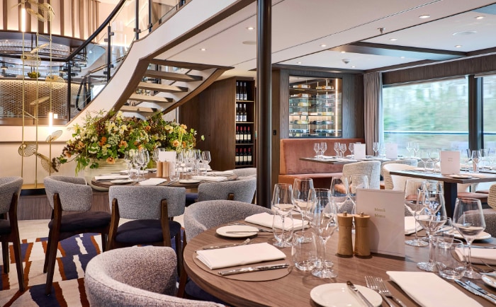 Das Restaurant samt eleganter Treppe. &copy; Viva Cruises