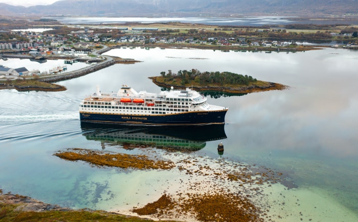 Die Havila Capella im Brønnøysund. &copy; Martin Giskegjerde / Oclin / Havila Voyages