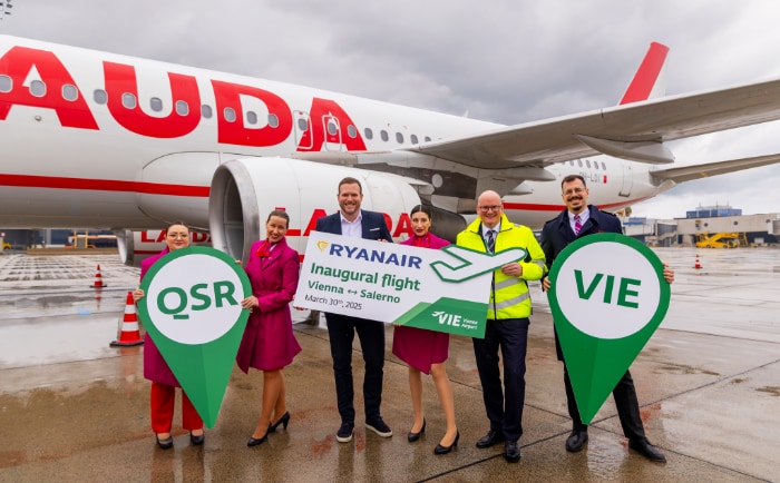 Über den Erstflug nach Salerno freuten sich unter anderem Lauda-Geschäftsführer Andreas Gruber (3.v.li.) und Airport-Chef Julian Jäger (2.v.re.). &copy; Ryanair