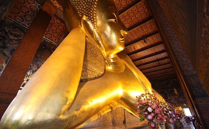 Der 45 Meter lange liegende Buddha im Tempel Wat Pho. &copy; Martin Dichler