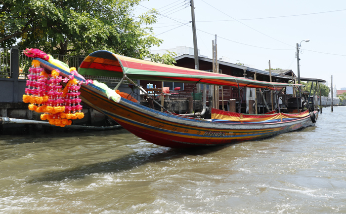 Im Longtail Boot geht es durch die Kanäle der Stadt. &copy; Martin Dichler