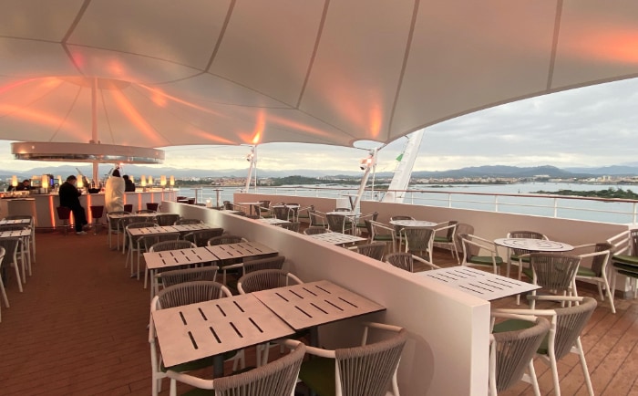 Die neue Lanai Bar im Heck des Schiffs. &copy; ReiseInsider