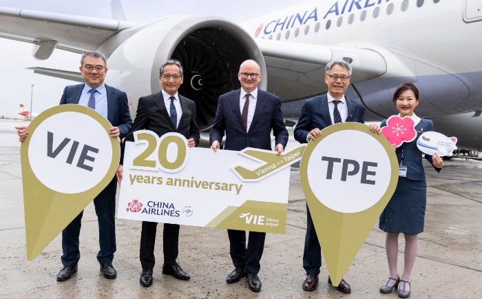 Ray Chang, Vertreter des Head Office China Airlines in Taiwan, Jovi Tseng, General Manager China Airlines in Österreich, Julian Jäger, Vorstand Flughafen Wien, Hans Suan-Yung Liu, Missionschef, Taipei Wirtschafts- und Kulturbüro in Österreich und Crew China Airlines. &copy; Flughafen Wien