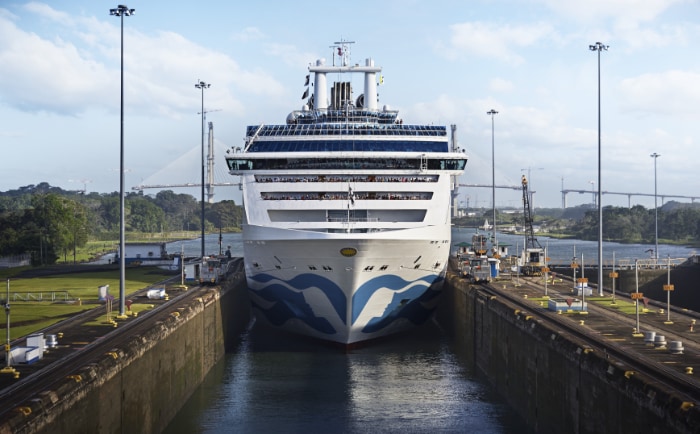 Die Coral Princess in einer Schleuse des Panama-Kanals. &copy; Princess Cruises