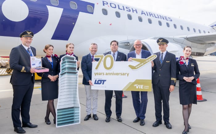 Olaf Krauss (Sales Manager Austria & Corporate Sales Italy), Amit Ray (Director DACH Markets, Italy, Malta, India & Head of Global Corporate & Strategic Sales) von LOT Polish Airlines, Julian Jäger (Vorstand der Flughafen Wien AG) würdigten gemeinsam mit der Crew von LOT Polish Airlines im Rahmen eines Fototermins das 70-jährige Jubiläum. &copy; Flughafen Wien