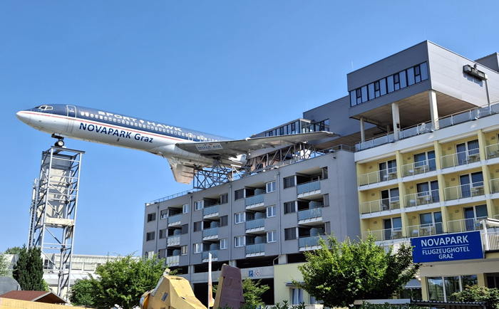 Das Nova Park Hotel mit der Boeing 727 auf dem Dach. &copy; Martin Dichler