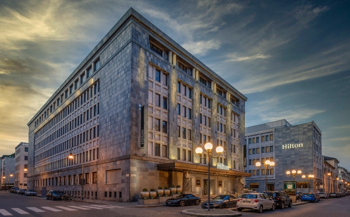 Das neue Hotel im rund 70 Jahre alten Gebäude. &copy; 2025 Hilton