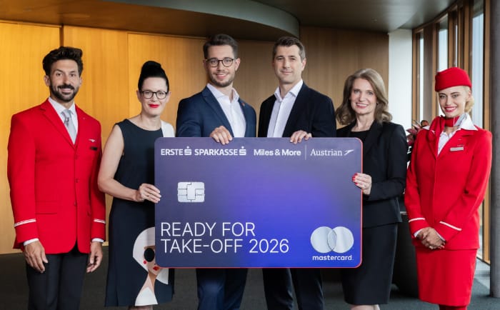Die neue strategische Partnerschaft besiegelten (von links nach rechts): Gerda Holzinger-Burgstaller (CEO Erste Bank Oesterreich), Michael Brönner (Country Manager Austria Mastercard), Gerald Schlögl (Managing Director Miles & More GmbH) und Annette Mann (CEO Austrian Airlines), in Begleitung der Austrian Airlines Flight Attendands Nicole Huttarsch und Wolfgang Al-Masri im Juni in Wien. &copy; Marlena König