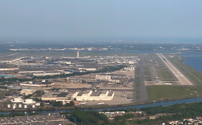 Der JFK Airport von New York aus der Luft gesehen. &copy; ReiseInsider