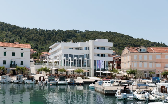 Das Hotel liegt malerisch an der Marina. &copy; 2025 Hilton