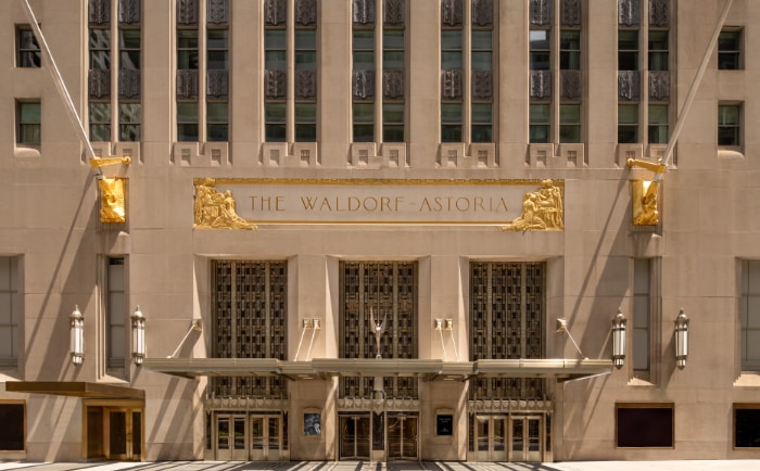 Das bekannte Eingangsportal des Waldorf Astoria an der Park Avenue. &copy; Hilton