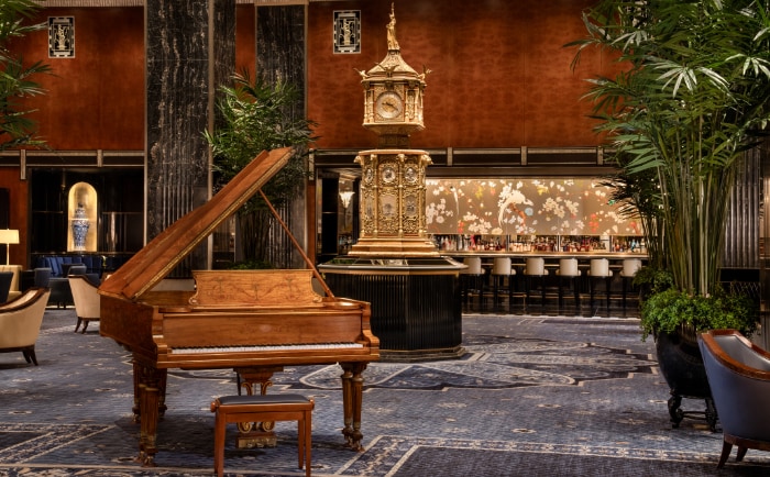 Die Bar Peacock Alley mit der berühmten Uhr und dem Cole Porter Piano. &copy; Hilton