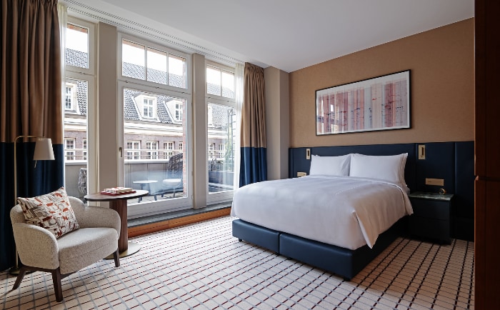 Balcony Deluxe Room im Conrad Hamburg. &copy; Jan Schuenke / Hilton