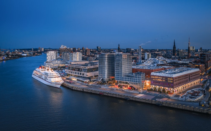 Die Europa von Hapag-Lloyd Cruises vor dem neuen Cruise Center HafenCity in Hamburg. &copy; TUI Cruises