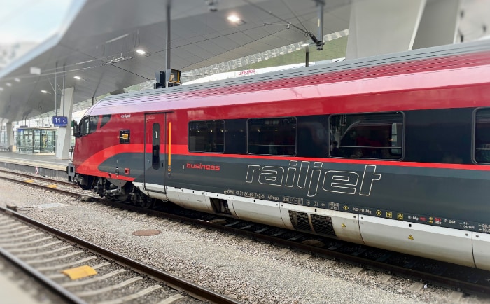 Railjet-Fernverkehrszug der ÖBB. &copy; ReiseInsider