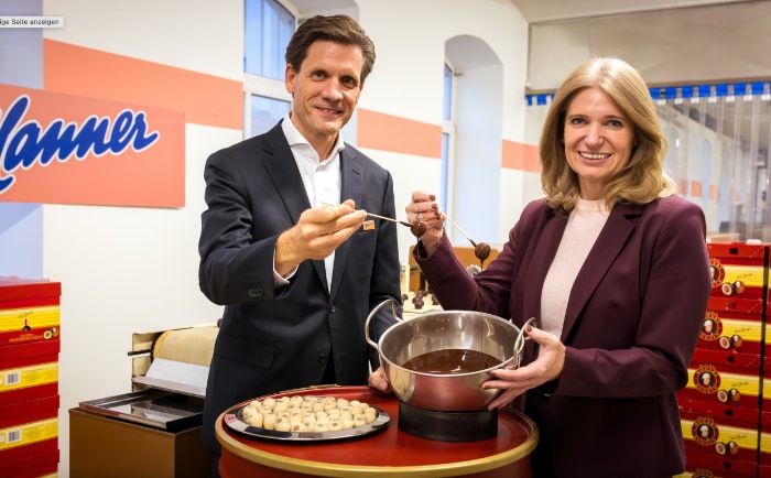 Austrian-CEO Annette Mann und Manner-CEO Dieter Messner besiegeln die Zusammenarbeit standesgemäß. &copy; Austrian Airlines / SD