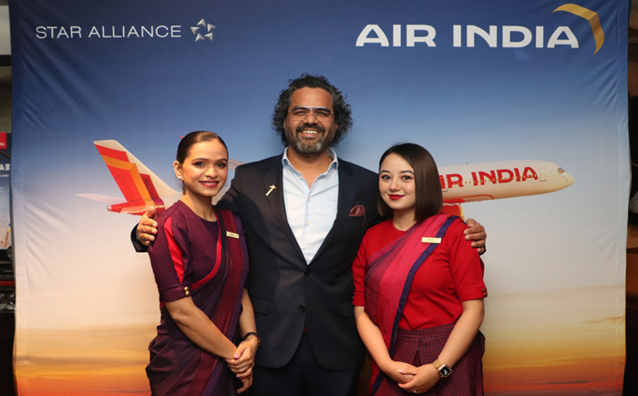 Air India Area Manager Sachim Verma mit Flugbegleiterinnen. &copy; Martin Dichler