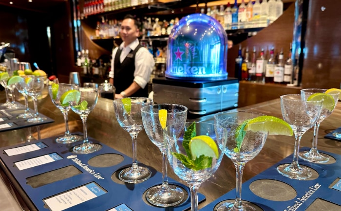 Mixology Class an Bord der Rotterdam. © Brigitte Jafarmadar Mixology Class an Bord der Rotterdam. © Brigitte Jafarmadar