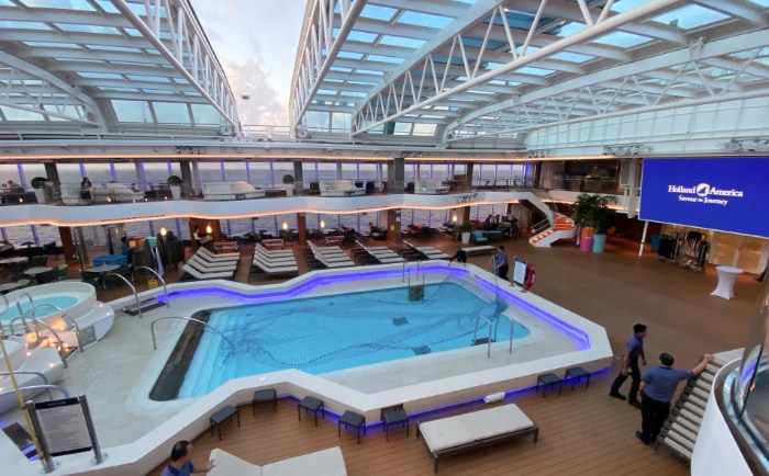 Das Lido Pool kann - dank Glasdach - auch bei kühlerem Wetter genutzt werden. © Brigitte Jafarmadar Das Lido Pool kann - dank Glasdach - auch bei kühlerem Wetter genutzt werden. © Brigitte Jafarmadar