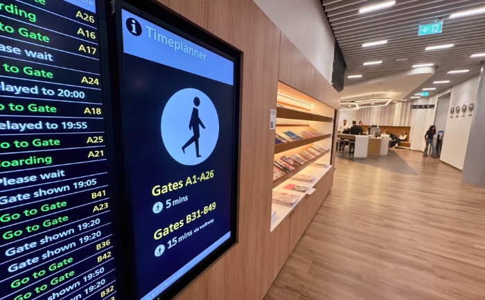 Großzügiger Eingangsbereich mit Infoboard und Zeitschriftenauswahl. © ReiseInsider Großzügiger Eingangsbereich mit Infoboard und Zeitschriftenauswahl. © ReiseInsider