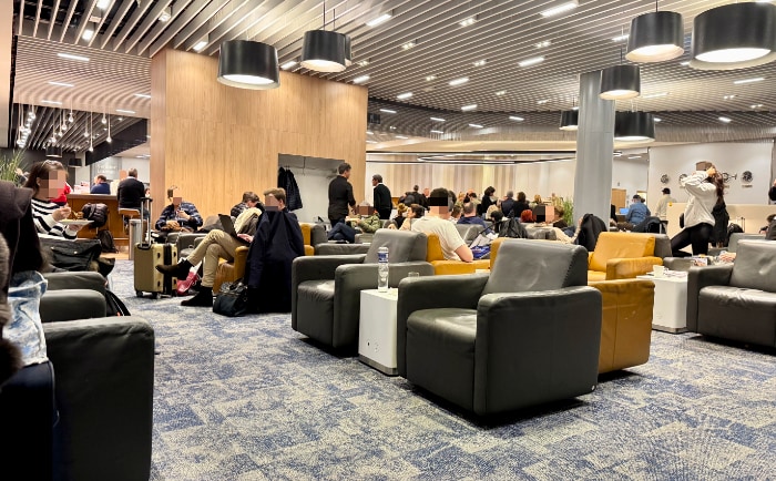 Wenige freie Plätze in der Lufthansa-Lounge (das Bild wurde in einer "ruhigeren" Minute aufgenommen). © ReiseInsider Wenige freie Plätze in der Lufthansa-Lounge (das Bild wurde in einer "ruhigeren" Minute aufgenommen). © ReiseInsider