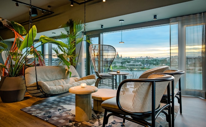 Nah am Wasser gebaut: Motel One Wien-Donau City. &copy; Motel One