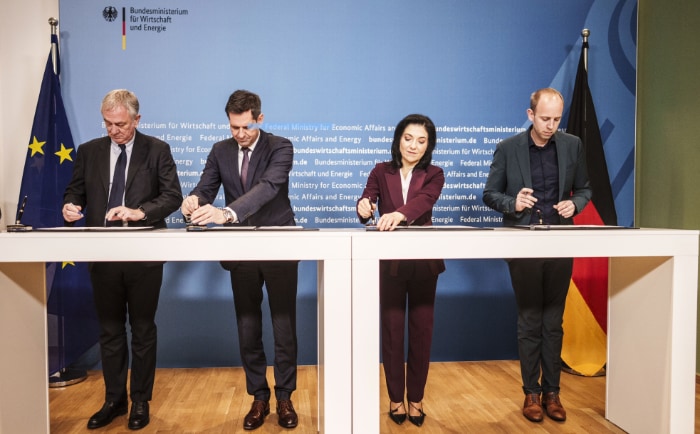 Die Unterzeichnung der Vereinbarung, von links: Pierfrancesco Vago, Executive Chairman von MSC Cruises; Olaf Lies, Ministerpräsident des Landes Niedersachsen; Katherina Reiche, Bundesministerin für Wirtschaft und Energie; Dennis Rohde, Parlamentarischer Staatssekretär beim Bundesminister der Finanzen. © Photothek/Dominik Butzmann Die Unterzeichnung der Vereinbarung, von links: Pierfrancesco Vago, Executive Chairman von MSC Cruises; Olaf Lies, Ministerpräsident des Landes Niedersachsen; Katherina Reiche, Bundesministerin für Wirtschaft und Energie; Dennis Rohde, Parlamentarischer Staatssekretär beim Bundesminister der Finanzen. © Photothek/Dominik Butzmann