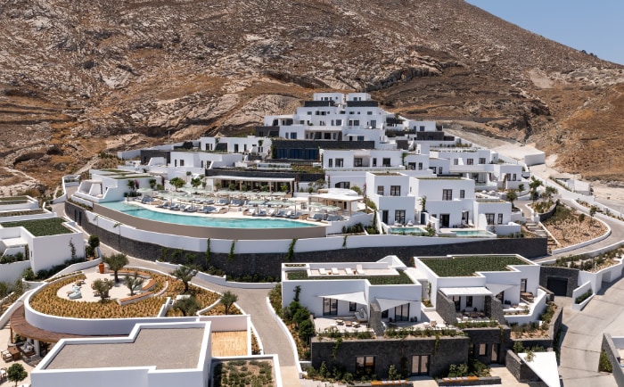 Ein spannendes neues Resort auf der Trauminsel Santorini: Sandblu Santorini. &copy; 2025 Hilton
