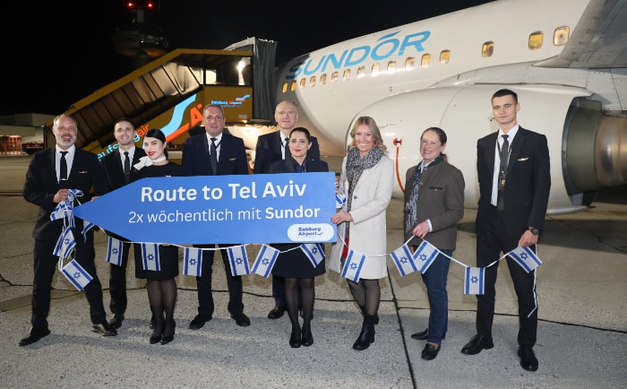 Isabella Laimer (3. von rechts), Leiterin Aviation Sales & Marketing Salzburg Airport und Stationsleiterin Barbara Horner (2. von rechts) begrüßten die Crew des ersten Sundor Fluges Tel Aviv-Salzburg. © Salzburger Flughafen GmbH Isabella Laimer (3. von rechts), Leiterin Aviation Sales & Marketing Salzburg Airport und Stationsleiterin Barbara Horner (2. von rechts) begrüßten die Crew des ersten Sundor Fluges Tel Aviv-Salzburg. © Salzburger Flughafen GmbH