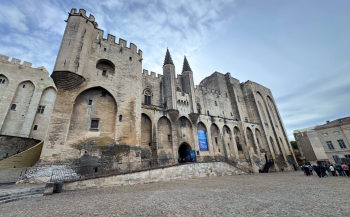 Der mächtige Papstpalast von Avignon wurde im 14. Jahrhundert erbaut. &copy; ReiseInsider