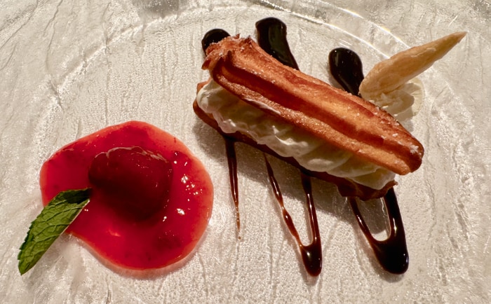 Kreativ gestaltetes Dessert an Bord. &copy; ReiseInsider