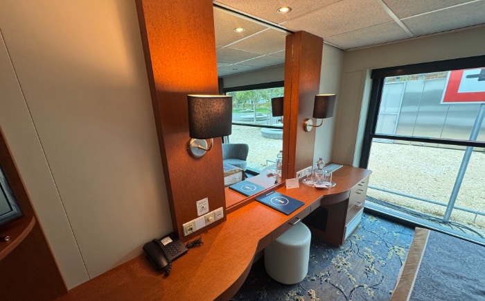 Auch ein Schreibtisch mit Spiegel sowie "Fake-Laden" (siehe Artikel) gehören zum Inventar. &copy; ReiseInsider