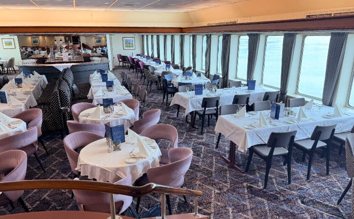 Das Restaurant im Heckbereich des Schiffes. &copy; ReiseInsider
