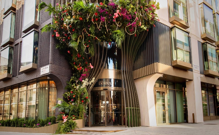 Bereits von draußen erkennt man im BoTree London die Verbindung zu Pflanzen. &copy; 2026 Hilton