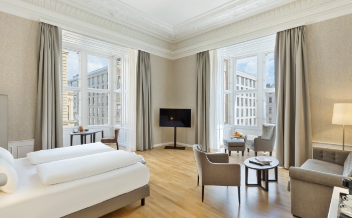 Klassisch-modern eingerichtete Junior-Suite. &copy; VERKEHRSBUERO HOSPITALITY