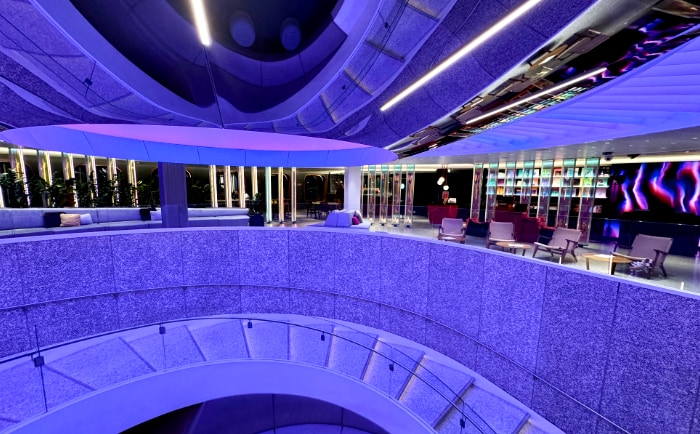 Sehr elegantes Atrium der Scarlet Lady. © ReiseInsider Sehr elegantes Atrium der Scarlet Lady. © ReiseInsider