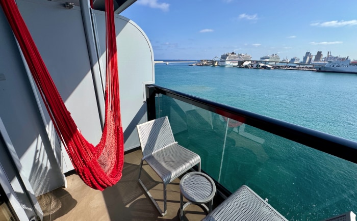 Zum entspannten Abhängen gibt es auf den Balkonen rote Hängematten. © ReiseInsider Zum entspannten Abhängen gibt es auf den Balkonen rote Hängematten. © ReiseInsider