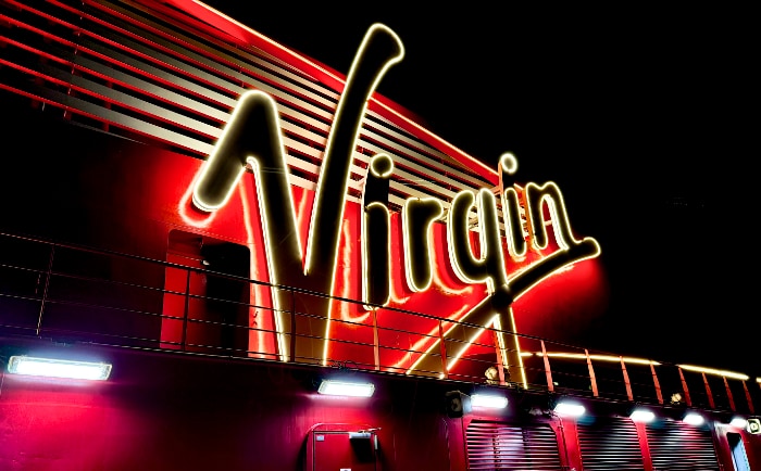 Das weltberühmte Virgin-Logo findet sich natürlich auch auf den Schiffen. © ReiseInsider Das weltberühmte Virgin-Logo findet sich natürlich auch auf den Schiffen. © ReiseInsider