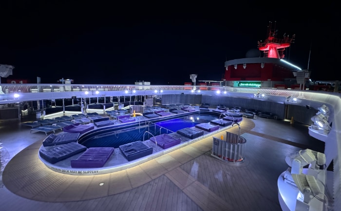 Der nicht allzu große Poolbereich bei Nacht. © ReiseInsider Der nicht allzu große Poolbereich bei Nacht. © ReiseInsider