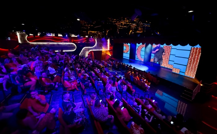 Im Red Room finden allerlei Veranstaltungen statt - wie hier der Auftritt eines Comedian. © ReiseInsider Im Red Room finden allerlei Veranstaltungen statt - wie hier der Auftritt eines Comedian. © ReiseInsider