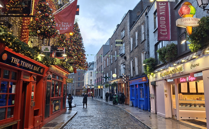 Ausgehmeile Temple Bar - mitsamt der weltbekannten Namensgeberin. &copy; Martin Dichler