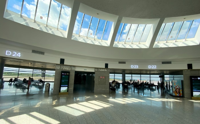 Klare Wege am Flughafen Wien - hier im Pier Ost bei den D-Gates. © ReiseInsider Klare Wege am Flughafen Wien - hier im Pier Ost bei den D-Gates. © ReiseInsider