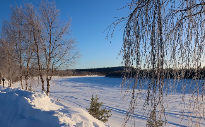 Der zugefrorene Fluss Ivalojoki beim Resort. &copy; ReiseInsider