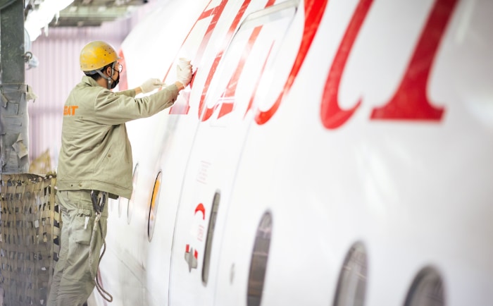 Auf jedem Flugzeug wurden rund 830 Quadratmeter der Riblet-Folie angebracht. © Austrian Airlines Auf jedem Flugzeug wurden rund 830 Quadratmeter der Riblet-Folie angebracht. © Austrian Airlines
