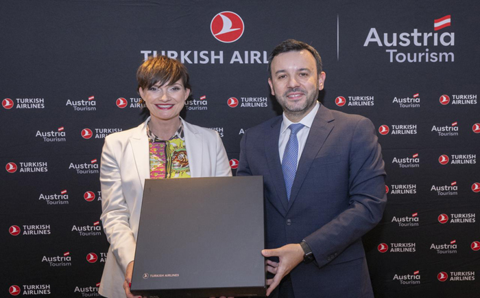 Astrid Steharnig-Staudinger, Geschäftsführerin von Österreich Werbung und Harun Bastürk, Senior Vice President Sales von Turkish Airlines. &copy; Turkish Airlines