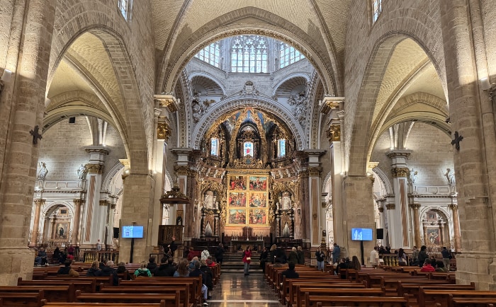 Das gotische Hauptschiff der Kathedrale mit dem Altar aus der Renaissance. &copy; ReiseInsider