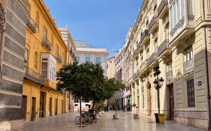 In Valencia kann man wunderbar über kleine Plätzchen und Gassen spazieren. &copy; ReiseInsider