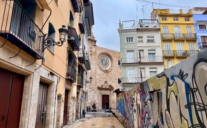 Bunte Straßenszene in Valencia. &copy; ReiseInsider