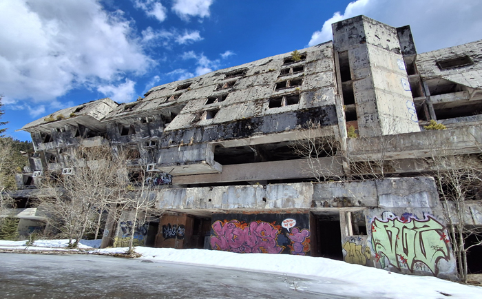 Das ehemalige Sporthotel Igman nahe der Sprungschanze. &copy; Martin Dichler