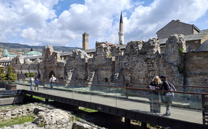Reste der Geschichte in der Altstadt Sarajevos. &copy; Martin Dichler